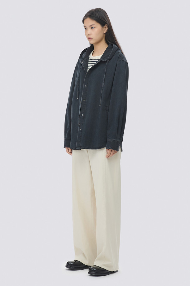 [epigram여성] 코튼 배럴레그 팬츠(Set-up)는 부드러운 면, 스판덱스 혼방 소재로 제작되어 편안한 착용감을 선사합니다. 아이보리 컬러의 무지 디자인에 얇은 두께감으로 봄, 여름, 가을 시즌에 활용하기 좋습니다. 배기핏과 루즈핏의 넉넉한 핏으로 활동성을 높였으며, 허리 밴딩과 절개 라인 디테일로 디자인 포인트를 더했습니다. 맥시 기장으로 캐주얼, 미니멀, 클래식 스타일을 연출하며, 동네 마실룩이나 카페룩으로 제격입니다.
