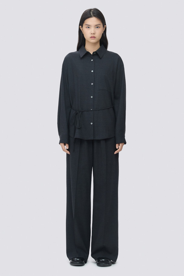 [epigram 여성] 울 와이드 팬츠는 가을, 겨울 시즌에 어울리는 여성용 바지입니다. 모던하고 베이직한 스타일로, 출근룩, 오피스룩, 겨울 데일리룩에 활용하기 좋습니다. 부드러운 울 소재와 폴리우레탄 혼방으로 제작되어 편안한 착용감을 선사하며, 루즈핏 와이드 실루엣으로 스타일리시함을 더했습니다. 핀턱 디테일과 사이드 포켓, 내부 스트링, 밴딩 처리로 실용성을 높였으며, 셋업으로도 연출 가능합니다. 차분한 그레이 컬러에 무지 패턴으로 클래식, 미니멀, 시크한 분위기를 연출해 보세요.
