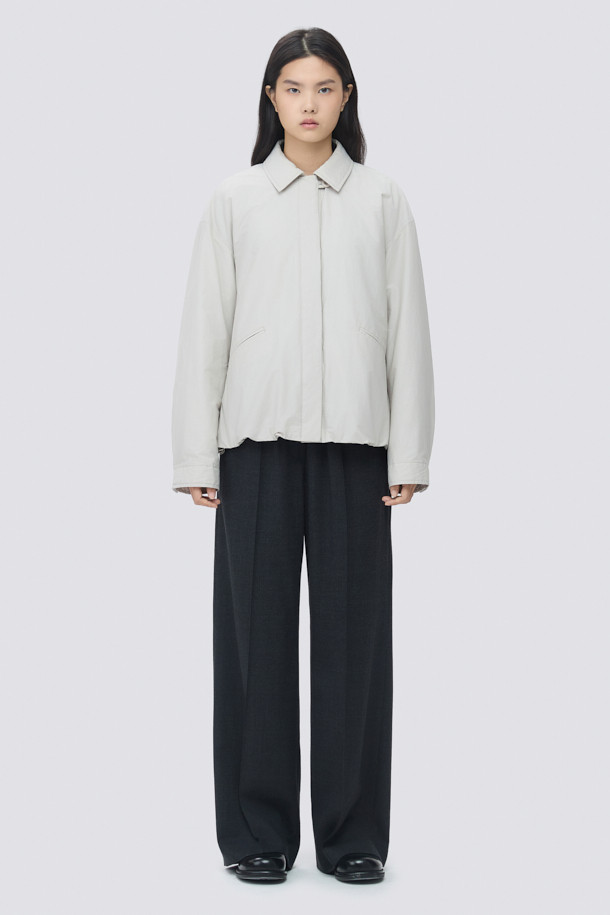 [epigram여성] 경량 패디드 셔켓은 간절기에 활용하기 좋은 여성 셔켓입니다. 아이보리와 베이지 두 가지 색상으로 출시되었으며, 미니멀하고 베이직한 스타일을 추구합니다. 세미오버핏에 셔츠칼라 디자인으로 편안하면서도 세련된 느낌을 줍니다. 코튼과 나일론 혼방 소재에 얇은 두께감으로 가볍게 착용할 수 있으며, 내부에는 보온성을 더하는 패딩 안감이 있습니다. 히든 버튼 여밈 방식과 드로우스트링 밑단, 사이드 입술 포켓, 가먼트 워싱 처리, 친환경 충전재 사용 등 섬세한 디테일이 돋보입니다. 카페룩이나 산책룩 등 다양한 일상 스타일에 매치하여 미니멀, 클래식, 캐주얼 무드를 연출해보세요.
