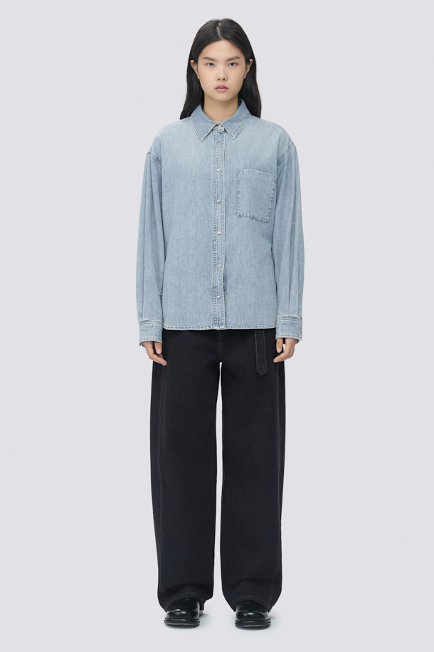 [epigram(에피그램) 여성] 인디고 데님 셔켓은 빈티지한 무드의 여성 의류입니다. 가볍고 부드러운 데님 소재로 제작되었으며, 루즈핏으로 편안한 착용감을 선사합니다. 셔츠 칼라와 긴 소매, 가슴 아웃포켓과 사이드 포켓으로 실용성을 더했으며, 브러쉬 워싱, 더블 스티치, 세미 드롭 숄더, 뒷판 턱 디테일 등 섬세한 디테일이 돋보입니다. 간절기 및 겨울철, 동네 마실룩이나 데일리룩으로 캐주얼하고 클래식하게 연출하기 좋습니다. 스냅 여밈 방식으로 간편하게 착용할 수 있습니다.
