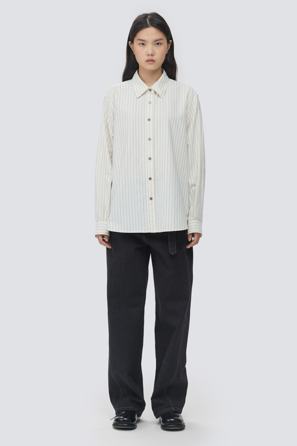 [epigram여성] 옥스포드 스트라이프 셔츠는 베이직하면서 캐주얼한 스타일의 여성 셔츠입니다. 크림, 브라운 두 가지 컬러로 출시되었으며, 사계절 내내 활용 가능한 아이템입니다. 면 소재의 옥스포드 원단으로 제작되어 부드러운 촉감을 선사합니다. 차이나칼라에 루즈핏으로 편안함을 더했으며, 긴 소매와 레귤러 기장으로 디자인되었습니다. 배색 버튼, 플랩 디테일, 뒷판 요크 턱, 배색 바텍 포인트, 세미 드롭 숄더 등의 특징이 돋보이는 셔츠입니다.
