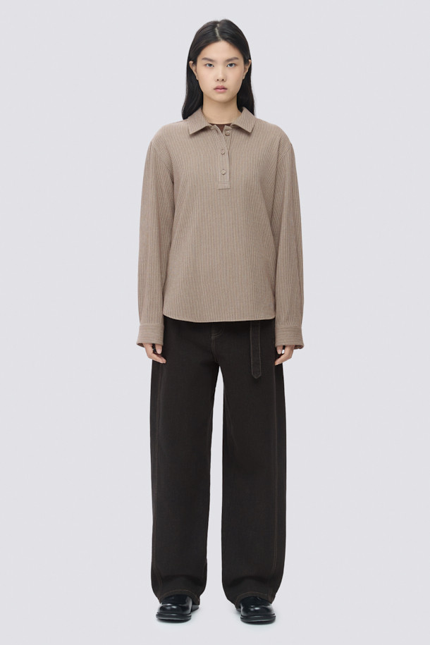 [epigram(에피그램) 여성] 플란넬 스트라이프 셔츠는 부드러운 플란넬 소재로 제작되어 겨울철에도 따뜻하게 착용할 수 있습니다. 멜란지 브라운과 화이트 컬러의 스트라이프 패턴이 베이직하면서도 클래식한 분위기를 연출합니다. 루즈핏으로 편안함을 더하고, 긴소매와 칼라 디자인으로 포멀한 느낌을 줍니다. 반오픈 스타일과 싸개 단추 마감, 뒷면 셔링 디테일이 돋보이며, 겨울 데일리룩이나 카페룩에 잘 어울립니다.
