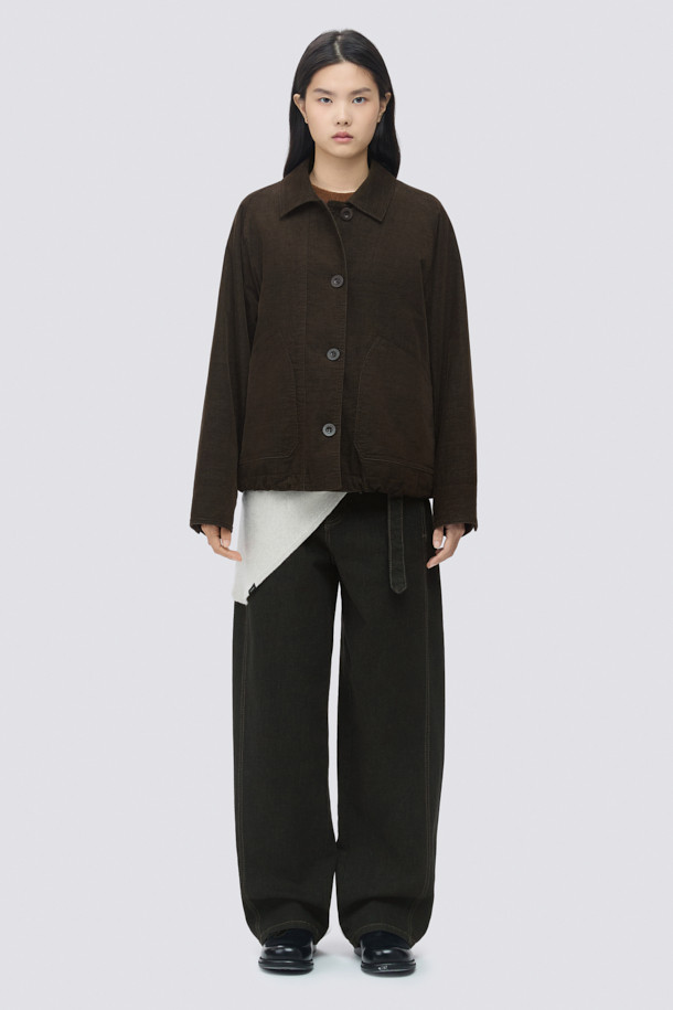 [epigram 여성] 카라넥 패디드 점퍼는 간절기와 초겨울에 착용하기 좋은 여성용 점퍼입니다. 브라운 컬러의 무지 디자인으로 클래식, 매니시, 캐주얼 등 다양한 스타일을 연출할 수 있습니다. 부드러운 촉감의 폴리에스테르 소재에 촘촘한 퀼팅 구조와 라글란 소매, 스트링 밑단 디테일이 돋보입니다. 오픈 포켓과 카라넥 디자인, 리사이클 충전재 Comfortemp®를 사용하여 보온성을 높였습니다. 겨울 데일리룩, 모임룩, 출근룩 등 폭넓은 TPO에 활용하기 좋은 레귤러핏의 두꺼운 점퍼입니다.
