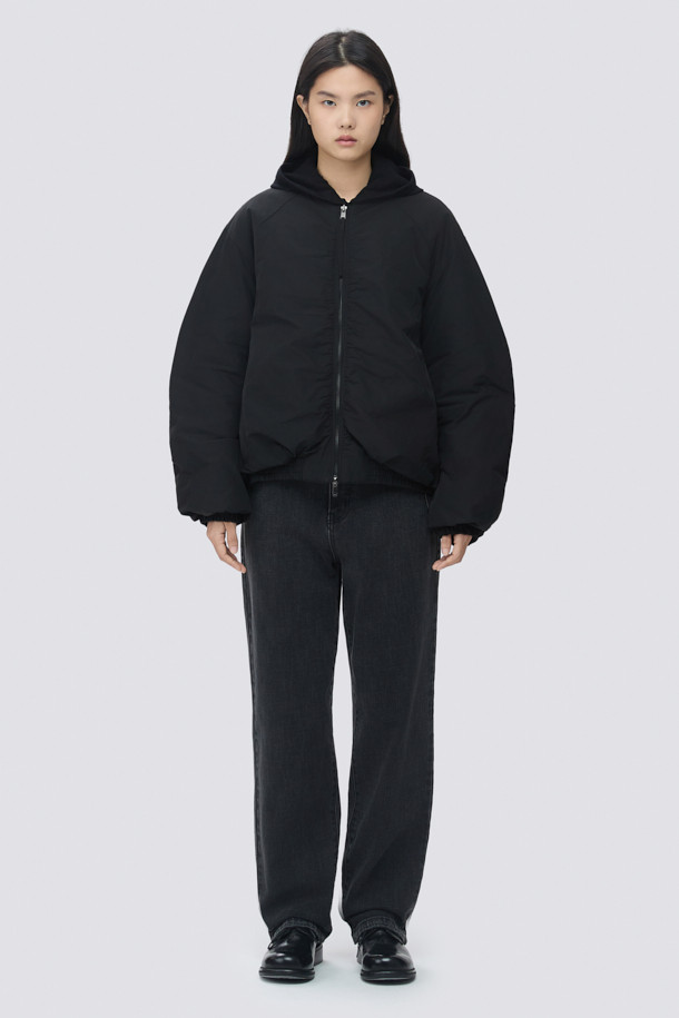 [epigram(에피그램) 여성] 패디드 셔링 점퍼는 간절기와 초겨울, 겨울 데일리룩에 어울리는 여성스러운 스타일의 아우터입니다. 부드러운 메모리 폴리 소재로 제작되었으며, 엉덩이를 덮는 기장에 레귤러핏으로 편안하게 착용 가능합니다. 블랙 색상의 무지 디자인으로 미니멀, 클래식, 캐주얼 등 다양한 스타일을 연출할 수 있습니다. 벌룬 소매와 셔링 디테일, 퀼팅, 리브드 밴딩 디자인이 돋보이며, 투웨이 지퍼 여밈 방식으로 실용성을 더했습니다. 안감은 패딩 처리되어 보온성을 높였습니다.
