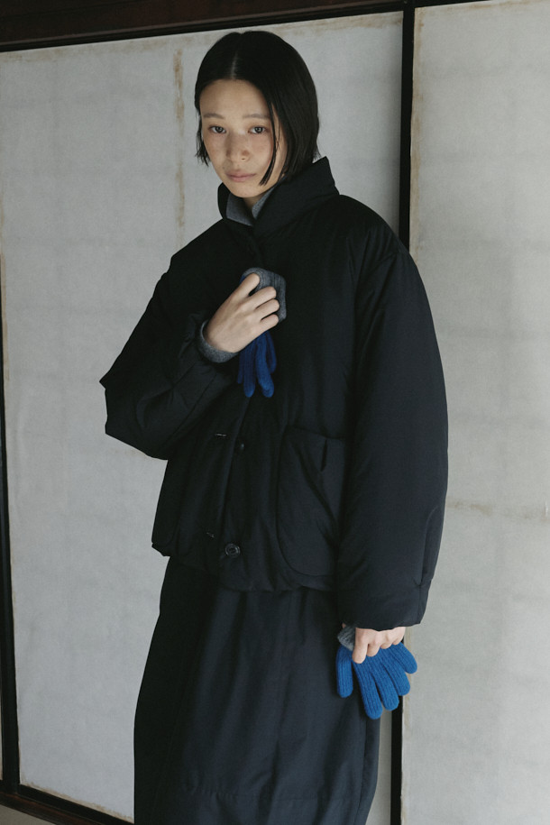 [epigram(에피그램) 여성] 하이넥 패딩 점퍼(머플러set)는 미니멀한 스타일을 추구하는 여성 고객을 위한 겨울철 필수 아우터입니다. 보온성과 경량성을 갖춘 이 패딩 점퍼는 부드러운 촉감의 나일론 소재와 두꺼운 두께감으로 제작되었습니다. 하이넥 디자인과 머플러 세트 구성으로 더욱 따뜻하고 포근한 착용감을 제공하며, 드롭숄더, 볼륨감 있는 실루엣, 소매 턱 디테일, 엘라스틱 밴딩, 드로우스트링 등의 특징으로 스타일리시함을 더했습니다. 숏 기장의 오버핏으로 다양한 룩에 매치하기 좋으며, 출근룩과 모임룩 등 TPO에 구애받지 않고 폭넓게 활용할 수 있습니다.
