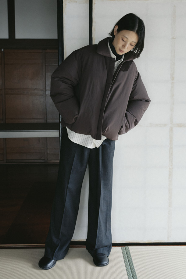 [epigram 여성] 카라 숏다운 점퍼는 미니멀하고 클래식한 스타일을 추구하는 여성들을 위한 겨울철 필수 아이템입니다. 부드러운 촉감의 폴리에스테르 소재와 두꺼운 두께감으로 뛰어난 보온성을 제공하며, 방수 기능까지 갖춰 눈, 비로부터 안전하게 보호해줍니다. 카라넥 디자인과 넌퀼팅 스타일로 세련된 분위기를 연출하며, 덕다운 충전재와 히든 포켓, 고밀도 원단, 형태 안정성 등 섬세한 디테일이 돋보입니다. 출근룩으로도 손색없는 레귤러핏의 브라운 컬러 숏다운 점퍼로, 긴 소매와 지퍼 및 스냅 여밈 방식을 통해 편안하게 착용할 수 있습니다.
