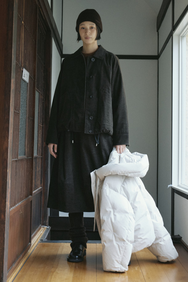 [epigram여성] 후드 스티치 숏 다운은 미니멀한 스타일의 여성용 숏패딩입니다. 하이넥 디자인과 후드가 있어 방풍 및 보온 기능이 뛰어나 겨울철 일상룩과 여행룩에 적합합니다. 덕다운 충전재와 부드러운 촉감으로 편안한 착용감을 선사하며, 오버핏으로 여유로운 실루엣을 연출합니다. 지퍼와 스냅 여밈 방식, 히든 포켓, 소매 엘라스틱 밴딩, 밑단 밴딩, 드로우스트링 등의 디테일이 돋보이며, 화이트 컬러에 무지 패턴으로 다양한 스타일에 매치하기 좋습니다. 
