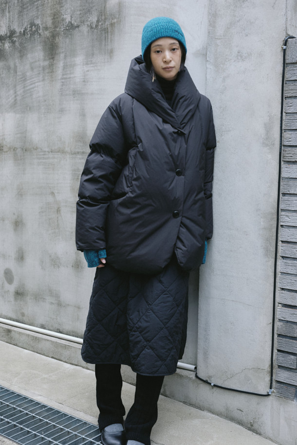 [epigram 여성] 숄카라 미들 다운은 미니멀하고 우아한 스타일을 추구하는 여성들을 위한 겨울철 필수 아이템입니다. 부드러운 촉감의 나일론 소재와 두꺼운 두께로 뛰어난 보온성을 제공하며, 숄 카라 디자인이 세련된 분위기를 연출합니다. 루즈핏으로 편안한 착용감을 선사하며, 히든 포켓, 드로우스트링, 넌퀼팅, 덕다운 충전재, 초경량, 고밀도 안감 등의 디테일이 돋보입니다. 블랙 컬러의 무지 디자인으로 출근룩, 모임룩 등 다양한 TPO에 활용 가능하며, 미니멀, 클래식, 시크한 스타일을 완성합니다. 스냅 및 더블 버튼 여밈 방식으로, 긴 소매 기장의 미디엄 기장 아우터입니다.
