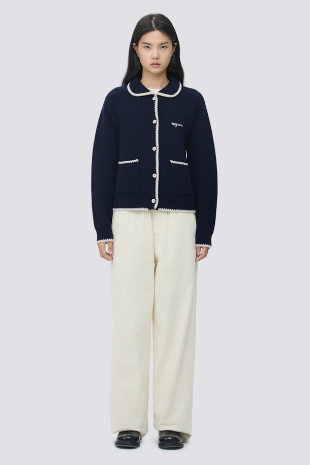 [epigram**여성**] 울 스티치 카라 가디건은 간절기부터 초겨울까지 포근하게 착용하기 좋은 여성 니트 가디건입니다. 울 100% 소재로 제작되어 부드러운 촉감을 선사하며, 슬림핏 디자인으로 여성스러운 실루엣을 연출합니다. 네이비와 화이트 두 가지 색상으로 출시되었으며, 핸드 스티치 디테일, 배색 포인트, 아웃포켓, 래글런 소매 등 섬세한 디자인이 돋보입니다. [epigram] 레터링 로고와 블루종 형태의 마감으로, 클래식하면서도 미니멀한 무드를 자아내 데이트룩, 카페룩, 겨울 데일리룩 등 다양한 TPO에 활용하기 좋습니다.
