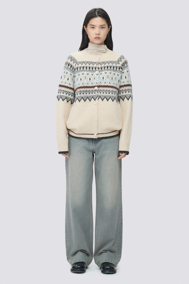 [epigram여성] 노르딕 패턴 라운드 가디건은 포근한 겨울 스타일을 완성하는 아이보리 컬러의 니트 가디건입니다. 래글런 소매와 립조직 마감으로 편안한 착용감을 선사하며, 부드러운 촉감의 두꺼운 니트 소재가 특징입니다. 노르딕 패턴과 사이드 포켓, 싸개 단추, 배색 포인트 디테일이 캐주얼한 무드를 더합니다. 라운드넥에 오버핏으로 제작되어 겨울 데일리룩, 집콕룩, 산책룩 등 다양한 TPO에 활용하기 좋습니다.
