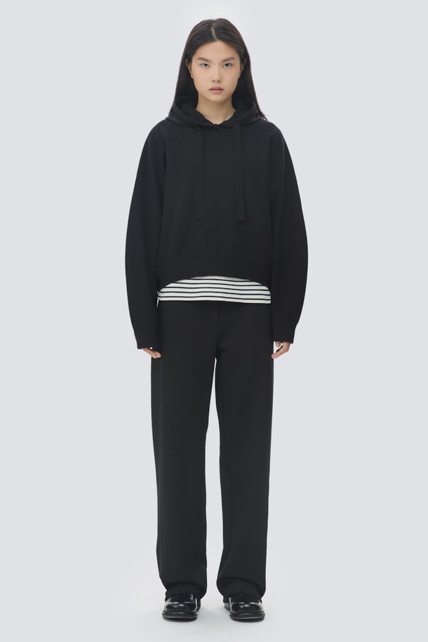 **[epigram 여성] 버튼 후드 니트 풀오버**는 포근한 착용감의 여성용 니트 풀오버입니다. 부드러운 레이온 소재로 제작되어 가을, 겨울철 일상에서 편안하게 착용하기 좋습니다. 루즈핏에 넉넉한 두께감과 드롭숄더 디자인으로, 캐주얼하면서도 스타일리시한 분위기를 연출합니다. 후드, 긴 소매, 무지 디자인으로 미니멀한 감성을 더하며, 볼륨감 있는 실루엣과 싸개 단추, 스트링, 더블 립조직 소맷단, 파이핑 디테일이 돋보입니다. 겨울 데일리룩, 집콕룩, 산책룩 등 다양한 TPO에 맞춰 캐주얼, 미니멀, 클래식 스타일을 완성해보세요.
