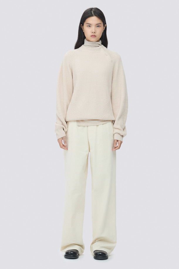 [epigram여성] 넥 슬릿 니트는 가을과 겨울, 캐주얼하고 베이직한 스타일을 연출하는 여성용 니트입니다. 아이보리, 베이지 두 가지 색상으로 제공되며, 넥 슬릿 디테일이 특징입니다. 두꺼운 두께감과 부드러운 촉감의 면 소재로 제작되었으며, 래글런 소매와 볼륨감 있는 소매 디자인이 돋보입니다. 레귤러핏에 리브 조직 밑단, 블루종 실루엣으로 편안하면서도 세련된 핏을 선사합니다. 겨울 데일리룩, 카페룩, 집콕룩 등 다양한 TPO에 활용하기 좋은 아이템입니다.
