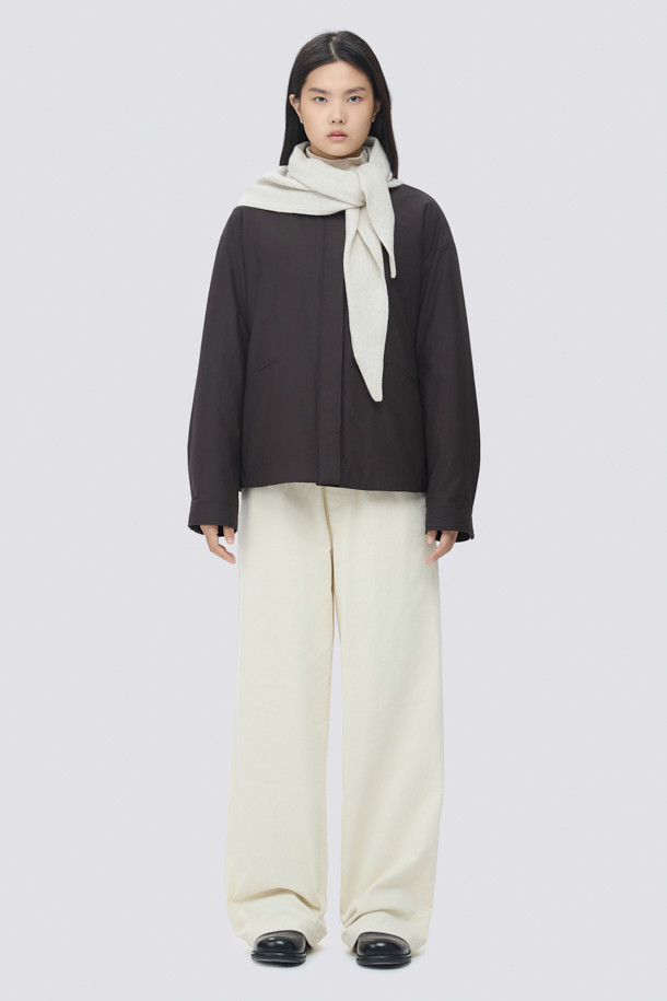 부드러운 울과 캐시미어 소재로 제작되어 포근한 착용감을 선사하는 삼각 머플러입니다. 가을, 겨울 시즌에 어울리는 얇은 두께감으로, 보온성을 유지하면서도 답답함 없이 착용할 수 있습니다. 베이직한 디자인과 무지 패턴으로 어떤 스타일에도 잘 어울립니다. 삼각형 형태로, 머플러, 헤어 스카프, 레이어드 악세사리 등 다채로운 연출이 가능합니다. 겨울 데일리룩, 산책룩, 여행룩 등 다양한 TPO에 맞춰 클래식, 미니멀, 캐주얼 무드로 활용해보세요. 3가지 컬러로 구성되어 취향에 따라 선택할 수 있습니다.
