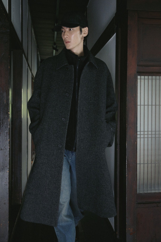 **패턴 발마칸 코트**는 겨울철 일상, 출근룩, 모임룩, 데이트룩에 모두 어울리는 클래식하고 모던한 스타일의 아우터입니다. 울과 나일론 혼방 소재로 제작되어 보온성과 경량성을 동시에 갖췄으며, 히든 플래킷, 버튼, 스냅 여밈 방식을 통해 깔끔한 실루엣을 연출합니다. 긴 소매와 넥마스크형 비조 탈부착 기능, 사이드 슬릿, 소매 버튼 비조 디테일이 돋보입니다. 무지 패턴으로 어떤 옷에도 쉽게 매치할 수 있어 미니멀하고 캐주얼한 스타일을 즐기는 분들께 추천합니다.
