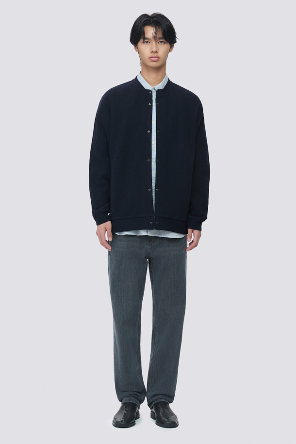 중청과 그레이 컬러가 조화롭게 어우러진 워시드 데님 팬츠입니다. 힙과 허벅지에 여유를 주어 편안한 착용감을 선사하며, 릴랙스핏과 위켄드핏으로 활동성을 높였습니다. 부드러운 데님 소재에 스트레치 기능까지 더해져 편안함을 극대화했습니다. 한지 와펜 디테일과 epigram 로고가 디자인 포인트를 더하며, 비즈니스 캐주얼부터 캐주얼, 미니멀, 클래식 스타일까지 폭넓게 활용할 수 있습니다. 긴 기장감으로 다양한 스타일 연출이 용이합니다.
