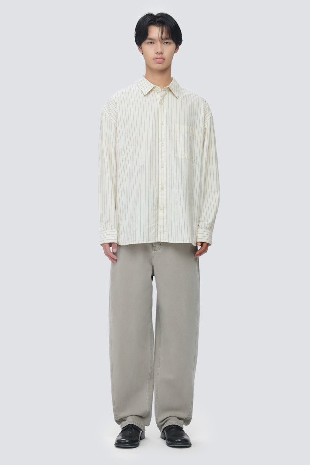 **피그다잉 베럴레그 (Barrel Leg) 밴딩 데님**은 남성 고객을 위해 디자인된 캐주얼 데님 팬츠입니다. 네추럴 컬러의 무지 디자인으로, 일상 및 비즈니스 캐주얼에 모두 활용 가능합니다. 릴랙스 핏의 베럴레그드 실루엣과 밴딩 처리로 편안한 착용감을 선사하며, 허벅지와 엉덩이 부분은 넉넉하게, 무릎 아래로는 좁아지는 디자인이 특징입니다. 피그먼트 염색 기법과 스트레치 원단을 사용하여 부드러운 촉감과 형태 안정성을 높였으며, 기장은 108cm입니다. 미니멀하고 클래식한 스타일을 추구하는 고객에게 비즈니스 캐주얼룩과 출근룩으로 추천합니다.
