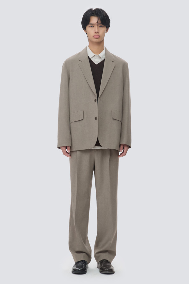 투톤 릴렉스 팬츠 (set-up)는 브라운과 베이지의 투톤 멜란지 컬러가 돋보이는 슬랙스입니다. 가을, 겨울 시즌에 적합하며, 릴랙스핏과 와이드 핏으로 편안한 착용감을 선사합니다. 뒷밴딩 처리와 원턱 디테일로 활동성을 높였으며, 포멀 캐주얼, 클래식, 미니멀 스타일을 즐기는 분들께 추천합니다. 출근룩, 비즈니스 캐주얼, 겨울 데일리룩 등 다양한 TPO에 활용 가능하며, 셋업으로도 연출할 수 있습니다. 스트레치 소재로 제작되어 편안함을 더했습니다.
