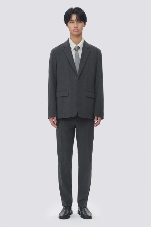 백 밴딩 데일리 팬츠 (set-up)는 포멀과 베이직 스타일을 아우르는 블랙 컬러의 슬랙스입니다. 힙부터 허벅지까지 여유 있는 슬림핏으로 편안한 착용감을 선사하며, 허리 뒷면 밴딩 디테일로 활동성을 높였습니다. 사계절 내내 활용 가능한 두께감과 매끄러운 촉감의 스판 소재로 제작되어, 오피스룩, 비즈니스 캐주얼, 모임룩 등 다양한 TPO에 맞춰 활용할 수 있습니다. 셋업(set-up)으로도 연출 가능하여 클래식, 미니멀, 시크한 스타일을 완성할 수 있습니다. 데일리룩부터 포멀한 자리까지 폭넓게 활용 가능한 실용적인 아이템입니다.
