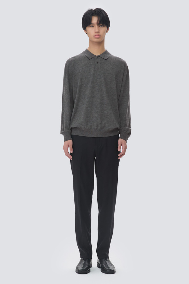 TRABEST(트라베스트) 데일리 팬츠 (set-up)는 베이직한 스타일의 간절기용 슬랙스입니다. 힙과 허벅지에 여유가 있어 편안하며, 밑단으로 갈수록 좁아지는 스트레이트 핏으로 제작되었습니다. 뒷면 허리 밴딩 처리로 활동성을 높였으며, 차콜 컬러의 무지 디자인으로 어떤 상의에도 잘 어울립니다. 출근룩, 오피스룩, 비즈니스 캐주얼 등 다양한 TPO에 활용 가능하며, 블레이저와 함께 셋업 스타일링도 연출할 수 있습니다. 클래식, 미니멀, 캐주얼 스타일을 선호하는 분들께 추천드립니다.
