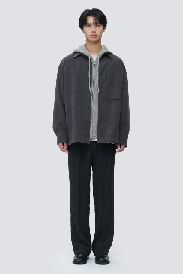 세련된 무드의 울 크리즈 와이드 팬츠입니다. 헤링본 패턴의 울 소재로 제작되어 부드러운 촉감과 뛰어난 보온성을 자랑하며, 가을과 겨울에 적합합니다. 허리 뒷면 밴딩과 탈부착 가능한 벨트, 투턱 디테일로 편안하면서도 클래식한 실루엣을 연출합니다. 와이드핏으로 트렌디함을 더하여 출근룩, 오피스룩, 겨울 데일리룩 등 다양한 스타일에 활용하기 좋습니다. 미니멀하고 시크한 스타일을 선호하는 분들께 추천합니다.
