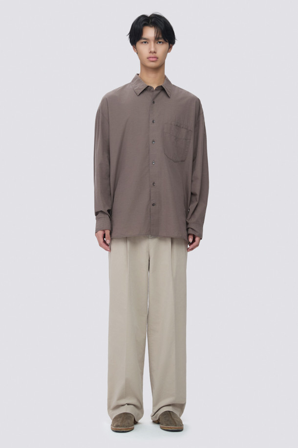 울 블렌디드 오버핏 셔츠는 부드러운 촉감의 울, 코튼, 텐셀 혼방 소재로 제작되어 편안한 착용감을 선사합니다. 다크그레이, 라이트그레이, 브라운 세 가지 색상으로 출시되었으며, 간절기와 초겨울에 적합합니다. 여유로운 핏과 넉넉한 기장감, 간결한 스티치, 미니멀한 디자인이 특징이며, 자연스러운 드레이프가 멋스러운 실루엣을 연출합니다. 출근룩, 비즈니스 캐주얼, 모임룩 등 다양한 TPO에 활용 가능하며, 미니멀, 클래식, 시크 스타일을 즐기는 분들께 추천합니다.
