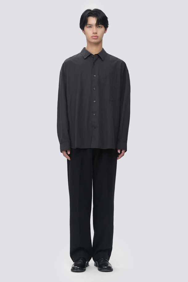 울 블렌디드 오버핏 셔츠는 부드러운 촉감의 울, 코튼, 텐셀 혼방 소재로 제작되어 가을과 초겨울에 적합합니다. 라이트그레이, 브라운, 다크그레이 세 가지 색상으로 만나볼 수 있으며, 여유 있는 핏과 기장감, 간결한 스티치가 돋보이는 미니멀한 디자인이 특징입니다. 칼라 넥 라인과 긴 소매 기장으로 깔끔한 실루엣을 연출하며, 출근룩, 비즈니스 캐주얼, 겨울 데일리룩 등 다양한 TPO에 활용 가능합니다. 미니멀, 클래식, 시크한 스타일을 선호하는 남성 고객에게 적합한 아이템입니다.
