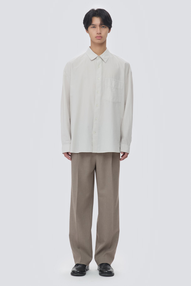 울 블렌디드 오버핏 셔츠는 부드러운 촉감의 울, 코튼, 텐셀 혼방 소재로 제작되어 간절기부터 초겨울까지 착용하기 좋습니다. 라이트 그레이, 브라운, 다크 그레이 세 가지 색상으로 출시되었으며, 여유 있는 오버핏과 레귤러 기장으로 편안한 착용감을 선사합니다. 간결한 스티치와 자연스러운 드레이프 디테일이 특징이며, 두꺼운 두께감으로 실용성을 더했습니다. 미니멀하고 시크한 스타일로, 출근룩, 겨울 데일리룩, 비즈니스 캐주얼 등 다양한 TPO에 활용 가능합니다. 클래식한 무드를 연출하기에도 좋습니다.
