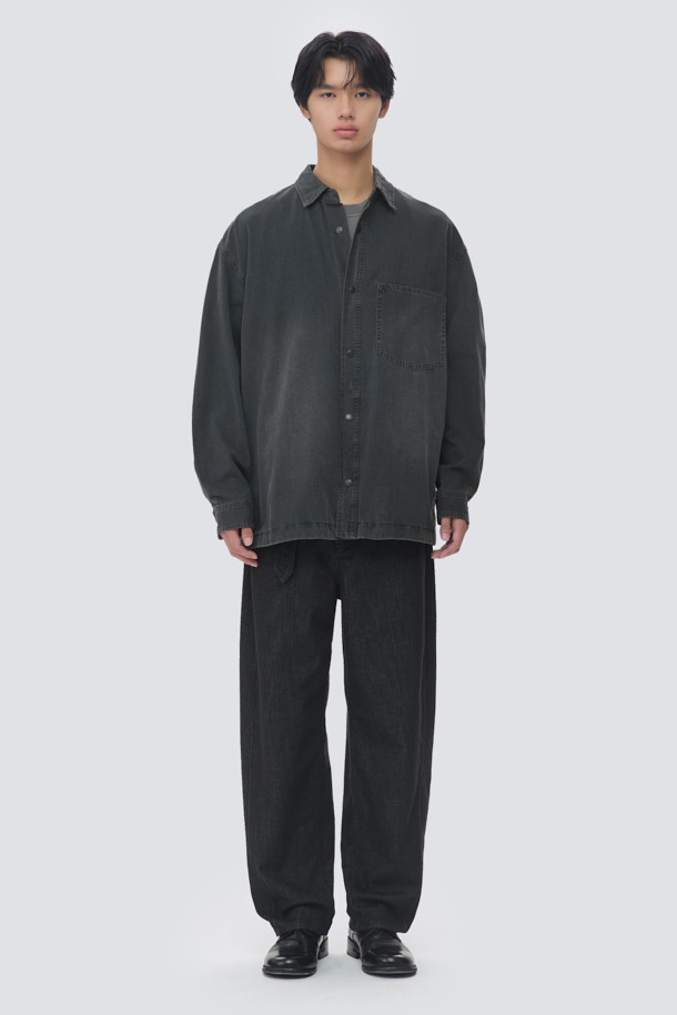 **그레이 워시드 데님 셔츠**는 캐주얼과 미니멀, 클래식 스타일을 아우르는 공용 데님 셔츠입니다. 8oz 데님 원단으로 제작되어 부드러운 촉감을 선사하며, 봄, 가을에 가볍게 걸치기 좋습니다. 오버핏에 칼라 디테일, 긴 소매 기장으로 편안한 착용감을 제공하며, 브라운 스티치 포인트가 돋보입니다. 동네 마실룩에 적합하며, 사이드 포켓과 앞판 포켓으로 실용성을 더했습니다.
