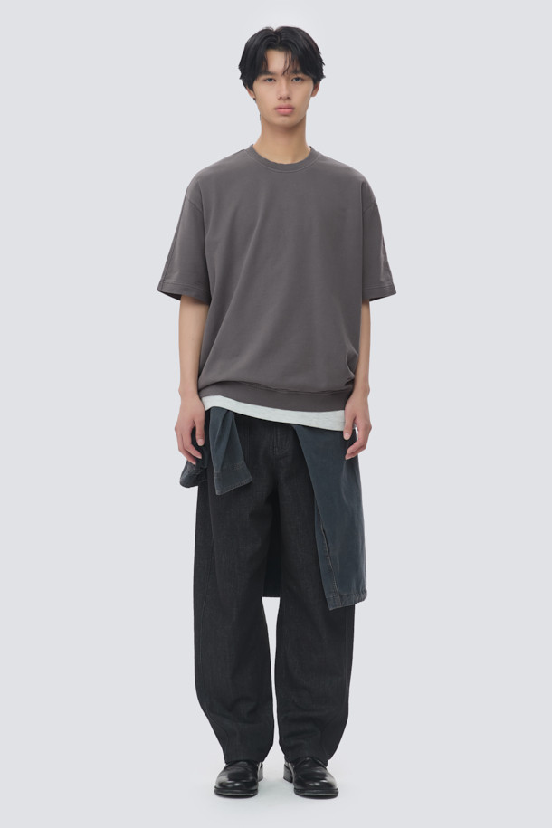 천연 염색 기법으로 은은한 멋을 더한 "천연다잉 스웻 반팔 티셔츠 (set-up)"입니다. 부드러운 면 소재의 루즈핏, 오버핏으로 편안한 착용감을 선사하며, 바이오 워싱 가공을 통해 자연스러운 질감을 살렸습니다. 라운드넥 디자인에 래글런 절개, 밑단 시보리, 로고 자수 디테일로 포인트를 주어 캐주얼, 미니멀, 클래식 스타일을 모두 소화할 수 있습니다. 동네 마실룩, 여행룩 등 다양한 TPO에 활용 가능하며, 셋업으로도 연출하여 스타일리시함을 더할 수 있습니다. 봄, 여름 시즌에 시원하게 즐길 수 있는 데일리 티셔츠입니다.
