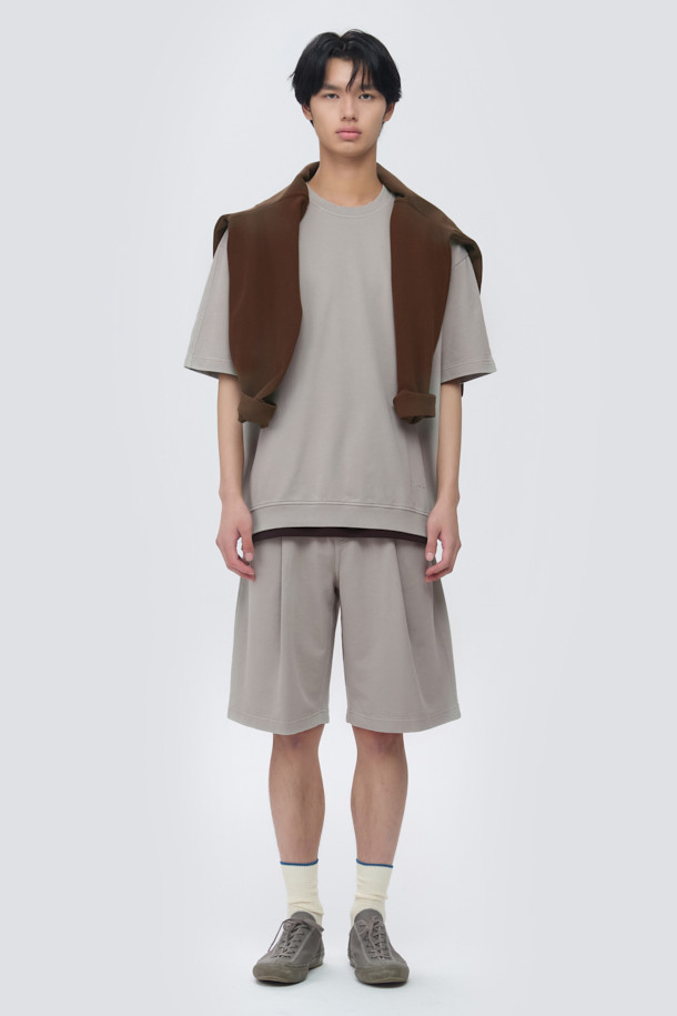 천연 염색으로 은은한 멋을 더한 '천연다잉 스웻 반팔 티셔츠'입니다. 석류와 오배자 염색 기법을 사용하여 자연스러운 컬러감을 연출하며, 부드러운 면 소재로 제작되어 편안한 착용감을 선사합니다. 루즈핏과 오버핏의 넉넉한 실루엣, 래글런 절개, 밑단 시보리, 블루종 스타일의 디자인이 돋보입니다. 로고 자수 디테일로 포인트를 더했으며, 셋업으로도 활용 가능하여 캐주얼하고 미니멀한 스타일을 완성할 수 있습니다. 봄, 여름 시즌 데일리룩은 물론, 동네 마실, 산책, 여행 등 다양한 TPO에 활용하기 좋습니다.
