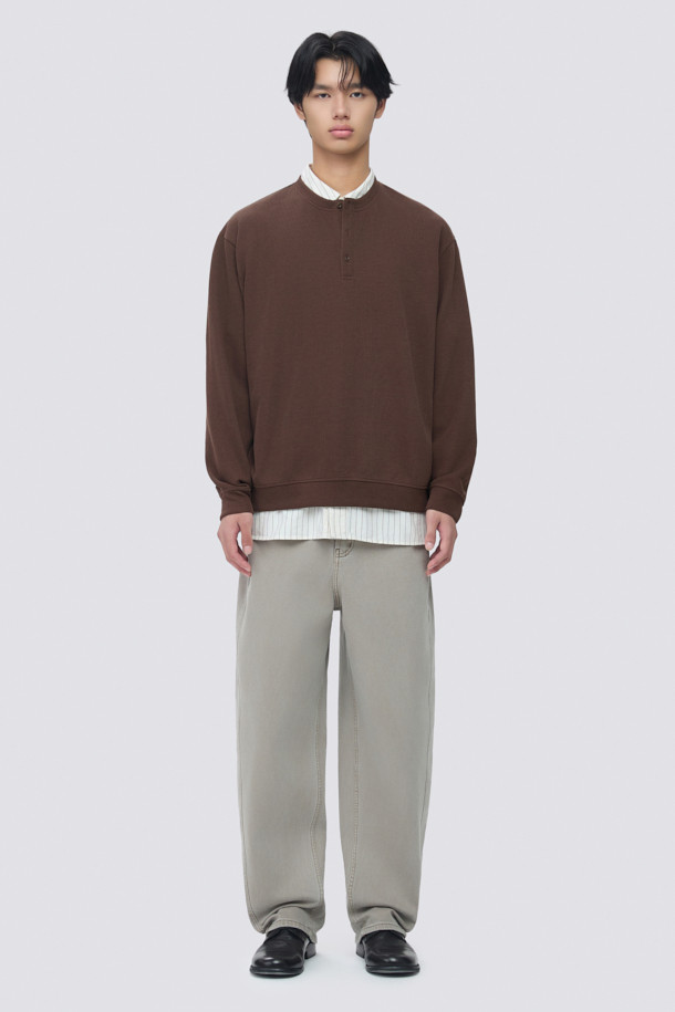 부드러운 촉감의 브라운 컬러 헨리넥 맨투맨입니다. 헨리넥 디자인과 버튼 여밈으로 포인트를 더했으며, 밑단 시보리로 안정적인 핏을 제공합니다. 간절기부터 초겨울까지 착용하기 좋으며, 은은한 광택감이 고급스러운 느낌을 줍니다. 오버핏으로 제작되어 편안함을 선사하며, 단독 착용은 물론 이너용으로도 활용 가능합니다. 캐주얼, 미니멀, 클래식 스타일을 즐겨 입는 분들께 겨울 데일리룩으로 추천합니다.
