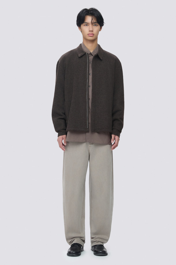 부드러운 울 소재의 남성용 브라운 컬러 울저지 카라 집업 가디건입니다. 가을과 겨울, 두 계절에 걸쳐 활용하기 좋은 두꺼운 두께감과 오버핏으로 제작되었습니다. 미니멀하고 베이직한 스타일로, 히든 지퍼와 사이드 포켓 디테일이 돋보입니다. 데이트룩, 카페룩 등 다양한 TPO에 매치하여 클래식하면서도 캐주얼한 분위기를 연출할 수 있습니다. 긴 소매 기장과 카라 플라켓 디자인으로 포인트를 더했습니다.
