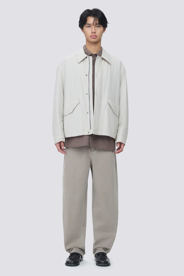 일상과 출근룩에 모두 잘 어울리는 셔츠형 패디드 점퍼입니다. 면과 나일론 혼방 소재로 제작되어 부드러운 촉감과 가벼운 착용감을 선사하며, 초겨울 날씨에 적합합니다. 셔츠 디자인에 히든 플래킷과 스냅 버튼 여밈 방식을 적용하여 클래식하고 미니멀한 스타일을 연출합니다. 독일 프라우덴사의 comfortemp 패딩 충전재와 생활 방수 기능, 드로우스트링 밑단, 큼직한 전면 포켓, 카라 디자인, 다트와 패널 디테일 등 다양한 특징을 갖추었습니다. 여유 있는 핏으로 편안함까지 더했습니다.
