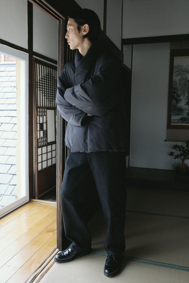 세련된 당신을 위한 숄 카라 숏 다운입니다. 모던하면서도 클래식한 스타일로, 겨울철 출근룩에 완벽하게 어울립니다. 숏 기장의 오버핏 또는 코쿤핏으로 편안하면서도 스타일리시하게 연출할 수 있습니다. 80% 다운, 20% 깃털 충전재와 700~750 필파워로 뛰어난 보온성을 자랑하며, 방풍 리브 소매와 발수 기능으로 추운 날씨에도 끄떡없습니다. 히든 스냅 여밈과 숄 카라 디자인이 고급스러움을 더합니다.
