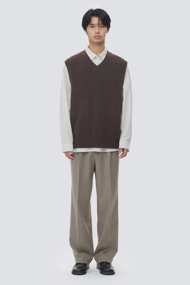부클 크로쉐 브이넥 니트 베스트는 미니멀하고 베이직한 스타일을 추구하는 남성을 위한 가을, 겨울 필수 아이템입니다. 멜란지 톤의 브라운 컬러에 부드러운 울 소재, 두꺼운 두께감으로 포근함을 선사하며, 여유로운 루즈핏과 크로쉐 무늬가 특징입니다. 브이넥 디자인은 레이어드 스타일링을 용이하게 하며, 구조감 있는 실루엣으로 세련된 룩을 연출합니다. 데이트룩, 모임룩은 물론 겨울 데일리룩까지 폭넓게 활용 가능합니다. 
