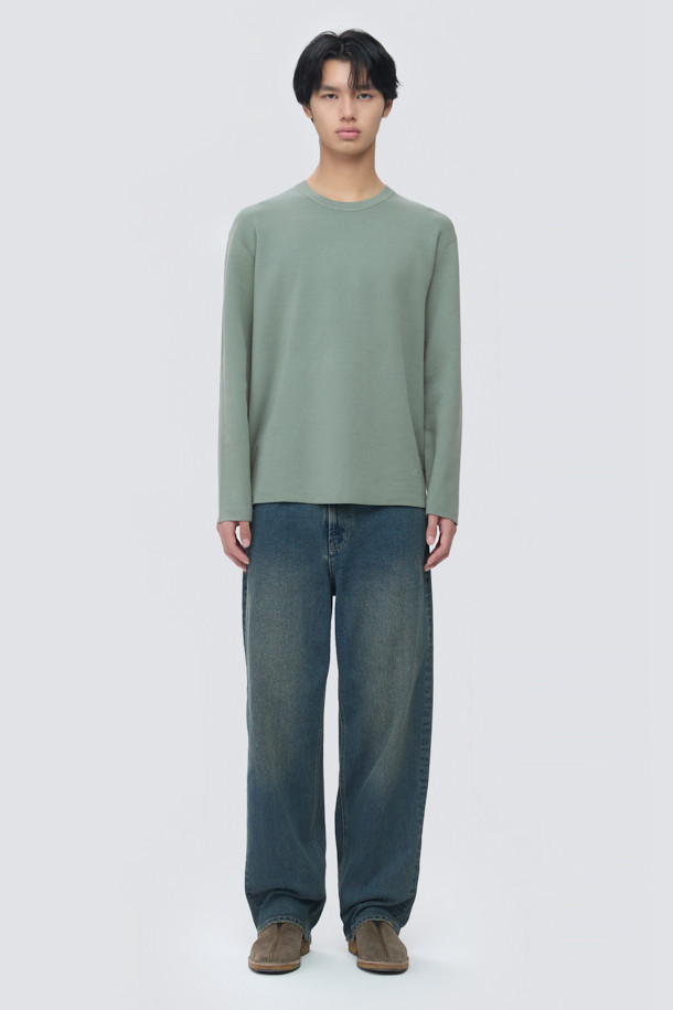 세련된 남성 스타일을 완성할 에센셜 이중직 니트 풀오버입니다. 부드러운 촉감의 울과 PBT 혼방 소재를 사용하여 가을, 겨울 시즌 따뜻하고 편안하게 착용할 수 있습니다. 세이지 그린 컬러와 미니멀한 디자인이 어우러져 어떤 룩에도 잘 어울리는 베이직 아이템입니다. 이중직 구조로 제작되어 보온성과 신축성이 뛰어나며, 밀도감 있는 짜임과 유연한 드레이프감으로 고급스러운 실루엣을 연출합니다. 레귤러핏 라운드넥 디자인으로 겨울 데일리룩, 카페룩, 데이트룩 등 다양한 TPO에 활용 가능합니다.
