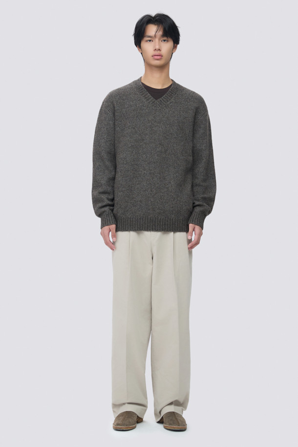 부드러운 촉감과 뛰어난 보온성을 자랑하는 셰기울 브이넥 니트 풀오버입니다. 멜란지 그레이 컬러에 헤어리한 텍스쳐가 돋보이며, 클래식하면서도 베이직한 스타일을 연출합니다. 두꺼운 두께감과 브러싱 가공으로 포근함을 더하고, 루즈핏 디자인으로 편안한 착용감을 선사합니다. 겨울철 데일리룩, 모임룩, 데이트룩 등 다양한 TPO에 활용하기 좋으며, 리브 조직 마감과 브이넥 디자인으로 세련된 무드를 더했습니다.
