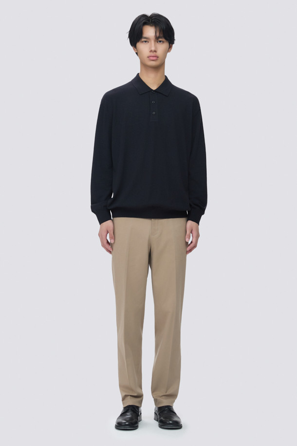 BOTTO(보또) 티에리 니트 풀오버는 이탈리아 BOTTO(보또)사 울 혼방 원사를 사용하여 부드러운 촉감과 은은한 광택을 자랑합니다. 12게이지 편직으로 제작되었으며, 보온성이 우수하여 겨울철 데일리룩, 오피스룩, 비즈니스 캐주얼에 모두 잘 어울립니다. 클래식, 미니멀, 캐주얼 스타일을 아우르는 디자인으로, 레귤러 핏과 3버튼 플라켓 디테일이 특징입니다. 티에리넥과 긴소매 디자인으로 세련된 분위기를 연출하며, 무지 패턴의 블랙 컬러로 어떤 옷에도 쉽게 매치할 수 있습니다. 두께는 얇지만 울 소재 특유의 따뜻함을 느낄 수 있습니다.
