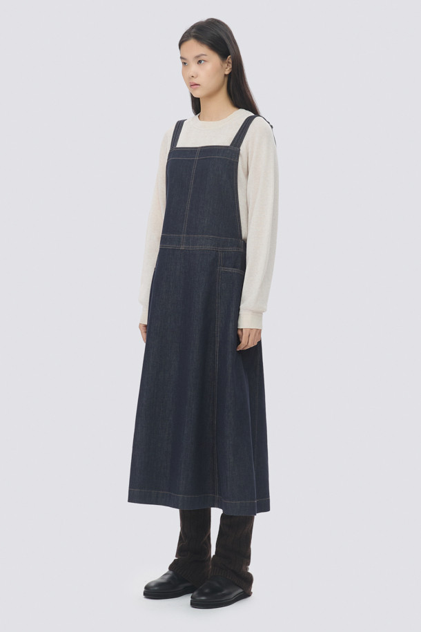 [epigram(에피그램) 여성] 논페이드 데님 오버롤 원피스는 캐주얼하고 미니멀한 스타일의 데님 오버롤 원피스입니다. 논페이드 생지 데님 소재로 제작되어 이염을 방지하며, 뻣뻣한 촉감이 특징입니다. A라인과 플레어 핏으로 여성스러운 실루엣을 연출하며, 어깨 끈 조절과 버클 장식으로 편안하게 착용할 수 있습니다. 뒷면 지퍼 디테일로 간편하게 탈착 가능하며, 네이비 컬러의 무지 디자인으로 어떤 옷에도 쉽게 매치할 수 있습니다. 동네 마실룩이나 쇼핑룩에 활용하기 좋습니다.
