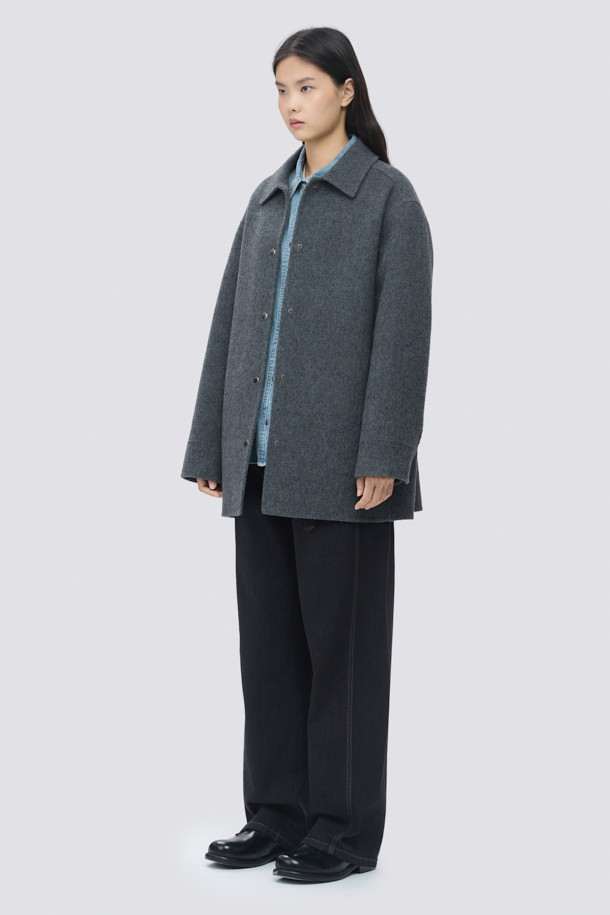 [epigram 여성] 스트랩 울 재킷은 가을과 겨울, 오피스룩과 모임룩, 출근룩에 어울리는 여성용 아우터입니다. 클래식하고 미니멀한 스타일을 추구하는 분들께 적합하며, 부드러운 울 소재와 두꺼운 두께로 따뜻함을 선사합니다. 허리 스트랩으로 허리 라인을 강조할 수 있으며, 힙을 덮는 미디엄 기장과 핸드메이드 마감, 드롭숄더 디자인이 특징입니다. 안감 처리가 되어 있어 편안한 착용감을 느낄 수 있으며, 스냅 여밈 방식에 긴 소매로 디자인되었습니다. 그레이 컬러의 무지 패턴으로 다양한 스타일 연출이 용이합니다.
