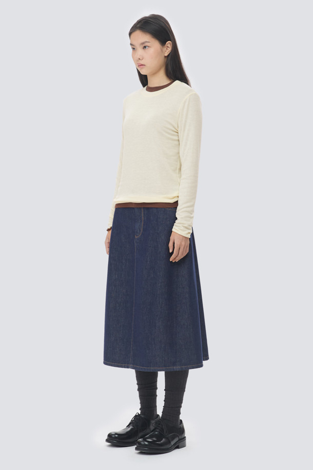 [epigram여성] 백 플리츠 데님 스커트는 부드러운 촉감의 데님, 코튼, 레이온 혼방 소재로 제작되어 편안한 착용감을 선사합니다. 네이비 컬러의 무지 디자인에 뒷면 플리츠 디테일과 A라인 핏으로 캐주얼하면서도 여성스러운 스타일을 연출합니다. 허리 뒷밴딩과 사이드 포켓, 코인 포켓, 배색 스티치, 로고 버튼 등의 섬세한 디테일이 돋보입니다. 데이트룩이나 쇼핑룩과 같이 편안하면서도 스타일리시한 룩을 연출하고 싶을 때 제격입니다. 미니멀, 클래식 스타일을 즐겨 입는 분들께 추천합니다.
