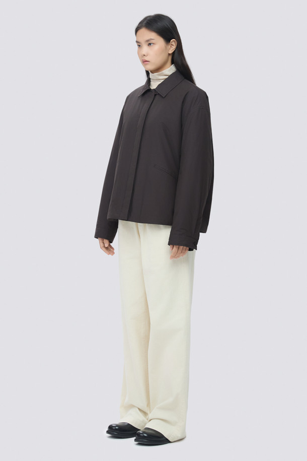 [epigram여성] 경량 패디드 셔켓은 간절기에 활용하기 좋은 여성 아우터입니다. 미니멀하고 베이직한 스타일로, 데이트룩과 카페룩에 잘 어울립니다. 블랙 컬러의 무지 디자인이며, 얇은 두께감과 부드러운 촉감의 코튼, 나일론 혼방 소재로 제작되었습니다. 히든 버튼 여밈 방식의 세미 드롭 숄더 핏이며, 경량 패딩 안감과 친환경 리사이클 충전재 Comfortemp® 1.4oz를 사용하여 보온성을 높였습니다. 세로 퀼팅, 드로우스트링 밑단, 사이드 입술 포켓, 가먼트 워싱 처리 등의 디테일이 돋보입니다.
