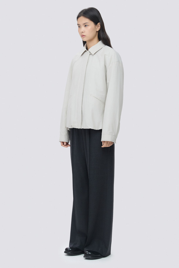 [epigram여성] 경량 패디드 셔켓은 간절기에 활용하기 좋은 여성 셔켓입니다. 아이보리와 베이지 두 가지 색상으로 출시되었으며, 미니멀하고 베이직한 스타일을 추구합니다. 세미오버핏에 셔츠칼라 디자인으로 편안하면서도 세련된 느낌을 줍니다. 코튼과 나일론 혼방 소재에 얇은 두께감으로 가볍게 착용할 수 있으며, 내부에는 보온성을 더하는 패딩 안감이 있습니다. 히든 버튼 여밈 방식과 드로우스트링 밑단, 사이드 입술 포켓, 가먼트 워싱 처리, 친환경 충전재 사용 등 섬세한 디테일이 돋보입니다. 카페룩이나 산책룩 등 다양한 일상 스타일에 매치하여 미니멀, 클래식, 캐주얼 무드를 연출해보세요.
