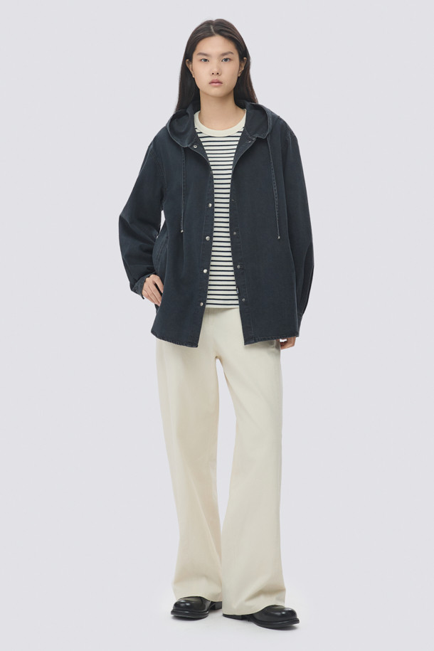 [epigram(에피그램) 여성] 그레이 후드 데님셔켓은 간절기와 겨울철에 안성맞춤인 캐주얼 스타일의 셔켓입니다. 부드러운 촉감의 데님 소재에 다크 그레이 컬러, 루즈핏으로 편안한 착용감을 선사합니다. 힙 기장의 무지 디자인으로, 세미 드롭 숄더와 사이드 포켓, 스트링, 금속 팁 장식, 더블 스티치 마감 등의 디테일이 돋보입니다. 후드 디자인과 긴 소매로 보온성을 더하며, 스냅 여밈 방식으로 간편하게 착용할 수 있습니다. 동네 마실룩이나 겨울 데일리룩에 미니멀하고 클래식한 무드로 연출해보세요.
