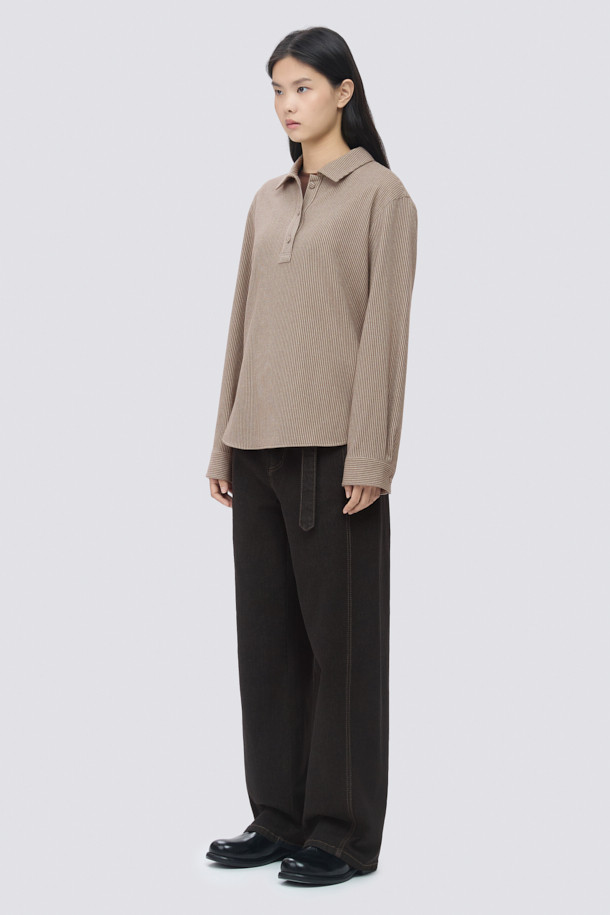 [epigram(에피그램) 여성] 플란넬 스트라이프 셔츠는 부드러운 플란넬 소재로 제작되어 겨울철에도 따뜻하게 착용할 수 있습니다. 멜란지 브라운과 화이트 컬러의 스트라이프 패턴이 베이직하면서도 클래식한 분위기를 연출합니다. 루즈핏으로 편안함을 더하고, 긴소매와 칼라 디자인으로 포멀한 느낌을 줍니다. 반오픈 스타일과 싸개 단추 마감, 뒷면 셔링 디테일이 돋보이며, 겨울 데일리룩이나 카페룩에 잘 어울립니다.
