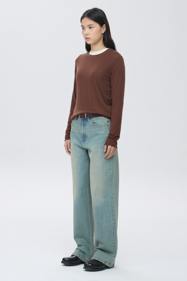 [epigram여성] 울 혼방 레이어드 라운드 티셔츠는 간절기에 적합한 여성 티셔츠입니다. 브라운 컬러의 울 혼방 소재로 제작되어 부드러운 촉감을 자랑하며, 슬림핏 디자인으로 여성스러운 실루엣을 연출합니다. 웨이브 패턴과 긴 소매, 레이어드 스타일이 특징이며, 단독 착용 또는 이너로 활용 가능합니다. 라운드넥으로 편안함을 더했으며, 데이트룩, 카페룩, 클래식, 미니멀, 캐주얼 등 다양한 스타일 연출에 용이합니다. 특히 신축성이 있어 활동성을 높여 줍니다.
