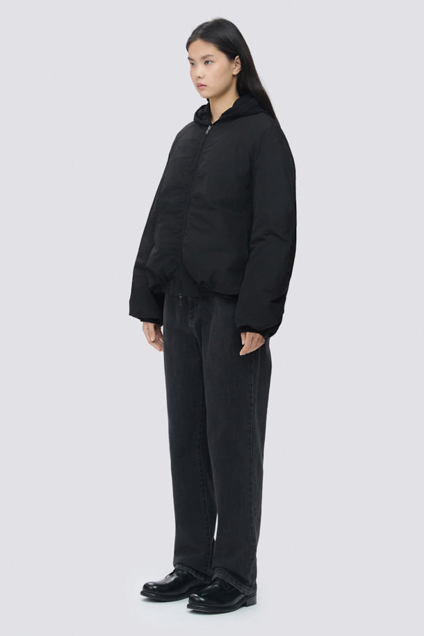 [epigram(에피그램) 여성] 패디드 셔링 점퍼는 간절기와 초겨울, 겨울 데일리룩에 어울리는 여성스러운 스타일의 아우터입니다. 부드러운 메모리 폴리 소재로 제작되었으며, 엉덩이를 덮는 기장에 레귤러핏으로 편안하게 착용 가능합니다. 블랙 색상의 무지 디자인으로 미니멀, 클래식, 캐주얼 등 다양한 스타일을 연출할 수 있습니다. 벌룬 소매와 셔링 디테일, 퀼팅, 리브드 밴딩 디자인이 돋보이며, 투웨이 지퍼 여밈 방식으로 실용성을 더했습니다. 안감은 패딩 처리되어 보온성을 높였습니다.
