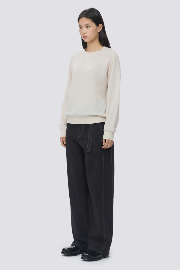 [epigram(에피그램) 여성] 시어 니트 맨투맨은 여름과 간절기에 활용하기 좋은 여성용 상의입니다. 아이보리와 화이트 두 가지 색상으로 출시되었으며, 베이직하고 미니멀한 스타일을 추구하는 분들께 적합합니다. 면과 나일론 혼방의 시어 소재로 제작되어 부드러운 촉감과 통기성을 제공하며, 얇은 두께감으로 시원하게 착용할 수 있습니다. 래글런 소매와 밀라노 조직, 배색 레터링 자수 디테일이 특징이며, 루즈핏 라운드넥 디자인으로 데이트룩, 카페룩 등 다양한 TPO에 맞춰 연출할 수 있습니다. 블루종 스타일로도 활용 가능하여 미니멀, 클래식, 캐주얼 등 폭넓은 스타일을 소화할 수 있습니다.
