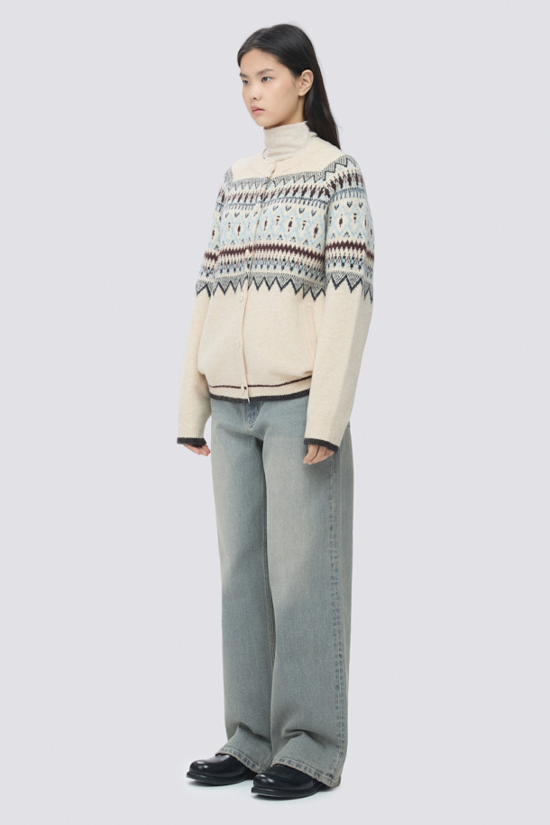 [epigram여성] 노르딕 패턴 라운드 가디건은 포근한 겨울 스타일을 완성하는 아이보리 컬러의 니트 가디건입니다. 래글런 소매와 립조직 마감으로 편안한 착용감을 선사하며, 부드러운 촉감의 두꺼운 니트 소재가 특징입니다. 노르딕 패턴과 사이드 포켓, 싸개 단추, 배색 포인트 디테일이 캐주얼한 무드를 더합니다. 라운드넥에 오버핏으로 제작되어 겨울 데일리룩, 집콕룩, 산책룩 등 다양한 TPO에 활용하기 좋습니다.
