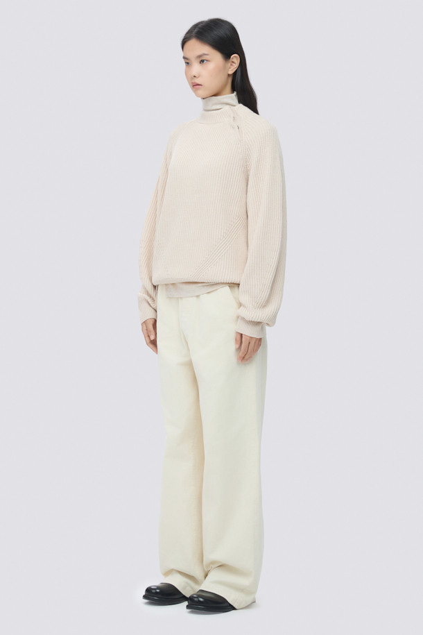 [epigram여성] 넥 슬릿 니트는 가을과 겨울, 캐주얼하고 베이직한 스타일을 연출하는 여성용 니트입니다. 아이보리, 베이지 두 가지 색상으로 제공되며, 넥 슬릿 디테일이 특징입니다. 두꺼운 두께감과 부드러운 촉감의 면 소재로 제작되었으며, 래글런 소매와 볼륨감 있는 소매 디자인이 돋보입니다. 레귤러핏에 리브 조직 밑단, 블루종 실루엣으로 편안하면서도 세련된 핏을 선사합니다. 겨울 데일리룩, 카페룩, 집콕룩 등 다양한 TPO에 활용하기 좋은 아이템입니다.
